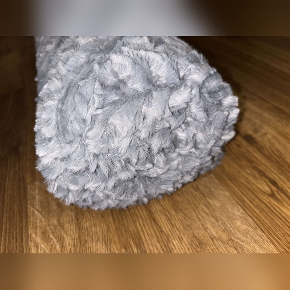 Limited edition soft gray plush throw - Picture 16 of 17